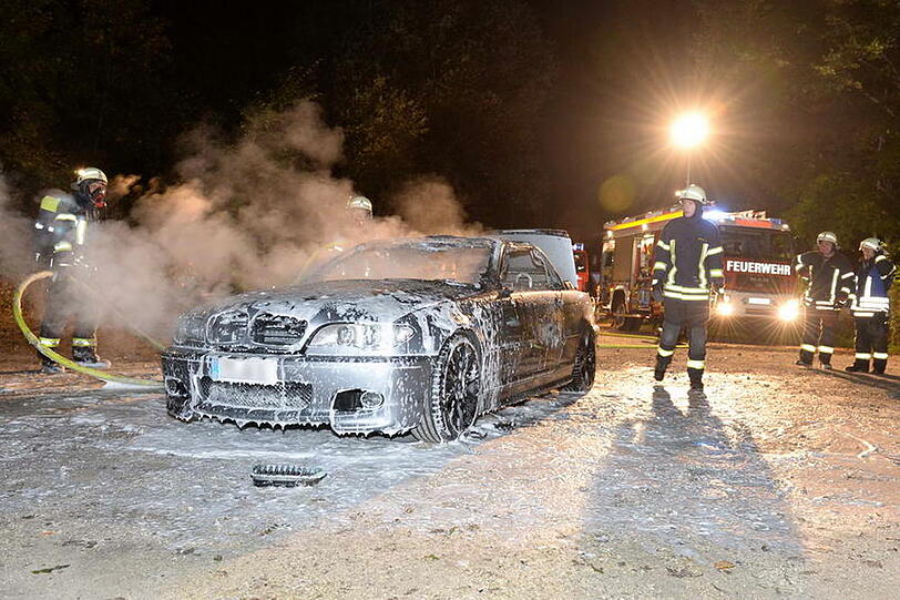 Auf der B 306 bei Siegsdorf brannte ein BMW-Cabrio völlig aus. Der Fahrer konnte sich in letzter Sekunde retten. Die Bilder vom Feuerwehreinsatz.