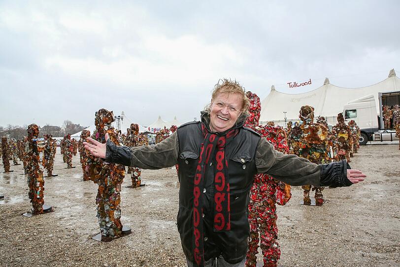 Fotoshooting mit dem Künstler HA Schult,dessen Installation "Trash People", ab 24. November auf dem Festivalgelände des Tollwood-Winterfestivals zu sehen ist.