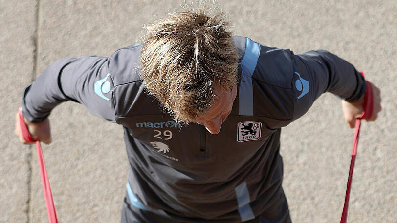 Bevor es zum Ausflug nach Lissabon ging, schufteten die Löwen nochmal im Training. Acht mehr oder weniger angeschlagene Spieler fehlten dabei. Beim Fußball-Tennis triumphierte wie am Vortag das Team um Ivica Olic - mit Romuald Lacazette, Daylon Claasen, Maximilian Wittek und dem ekstatisch mit Wasserflaschen-Pokal feiernden Sebastian Boenisch.