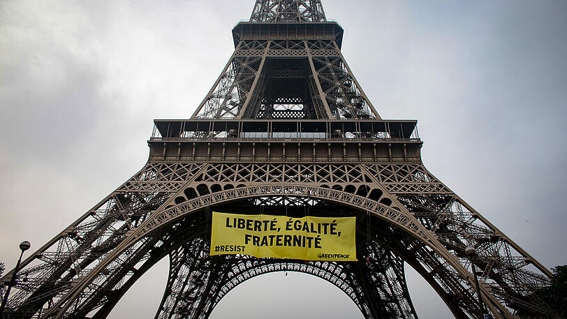 "Freiheit, Gleichheit, Brüderlichkeit": Mit diesem Banner am Eiffelturm demonstriert Greenpeace gegen Marine Le Pen. "Lassen wir die Front
National nicht unsere Werte in Gefahr bringen", so die Umweltschützer.