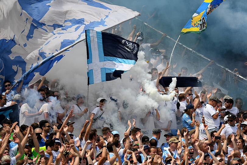 1860 Fans zünden Bengalos im eigenen Stadion.