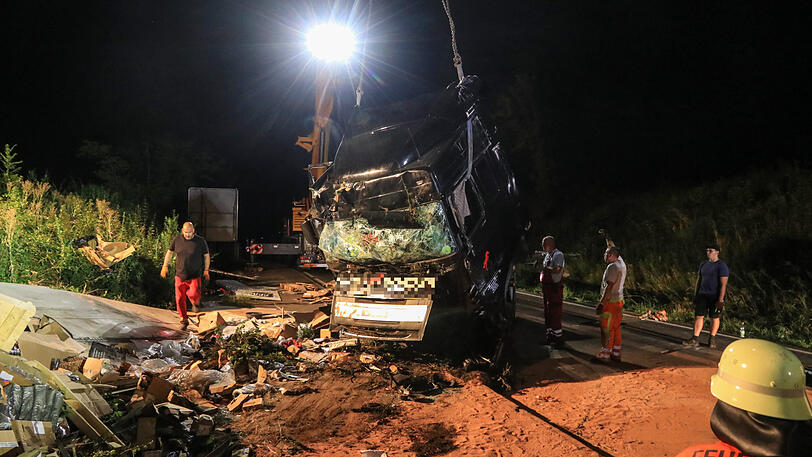 Der Lastwagen wurde komplett zerstört, der Fahrer mit schweren Verletzungen ins Krankenhaus gebracht. Die Bilder vom Unfallort.