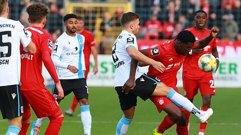Voller Einsatz: Bayerns Top-Torjäger Otschi Wriedt im Zweikampf mit Sechzigs Simon Seferings.