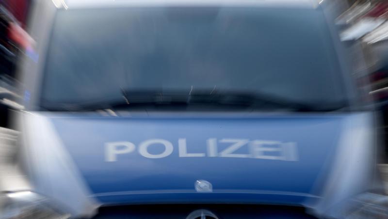 Ein Polizeiwagen mit eingeschaltetem Blaulicht. Foto: Carsten Rehder/dpa Ein Polizeiwagen mit eingeschaltetem Blaulicht. Foto: Carsten Rehder/dpa