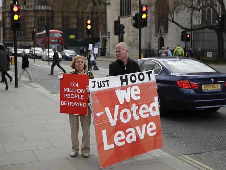 Brexit-Unterstützer vor dem Parlamentsgebäude in Westminster: "We voted leave" (Wir haben für Verlassen gestimmt) und "17.4 million people betrayed" (17,4 Millionen Bürger betrogen).