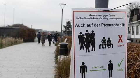 "Gemeinsam gegen Corona": Ein Schild an einer Promenade weist darauf hin, dass der Abstand eingehalten werden muss.