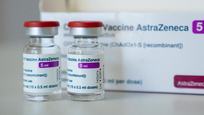 In einer Hausarztpraxis stehen Ampullen des Corona-Impfstoffs des Schwedisch-Britischen Herstellers AstraZeneca. In einer Hausarztpraxis stehen Ampullen des Corona-Impfstoffs des Schwedisch-Britischen Herstellers AstraZeneca.