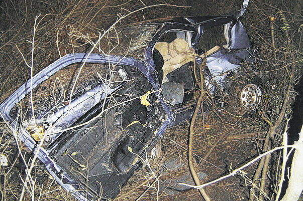 B 12 bei Heldenstein: Der blaue Golf von Patrick M. ( 23) stürzte fünf Meter tief von einer Brücke und eine Böschung hinab.Foto: fib