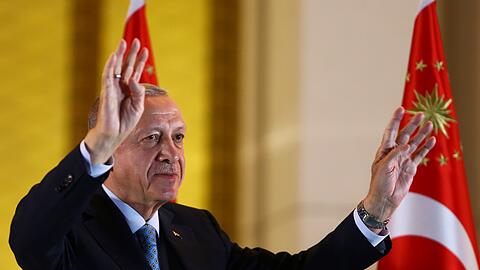 Der wiedergewählte Präsident der Türkei, Recep Tayyip Erdogan, feiert vor Anhängern im Präsidentenpalast in Ankara.
