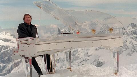 Udo Jürgens' legendärer Schimmel aus dem Jahr 1983 wird versteigert (Schätzpreis: 20.000 bis 30.000 Euro). Den hatte der Star 1996 sogar per Helikopter auf 3000 Meter hoch in die Schweizer Alpen fliegen lassen.