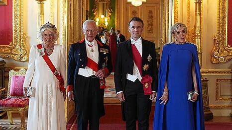 Königin Camilla und König Charles an der Seite ihrer Gäste Emmanuel und Brigitte Macron.