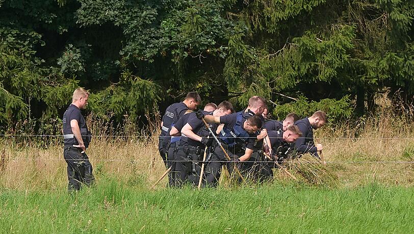 Polizisten sicherten nach dem Leichenfund Spuren.
