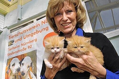 Tierschutzvereins-Chefin Dagmar Wöhrl mit zwei vier Wochen alten Katzenbabys.