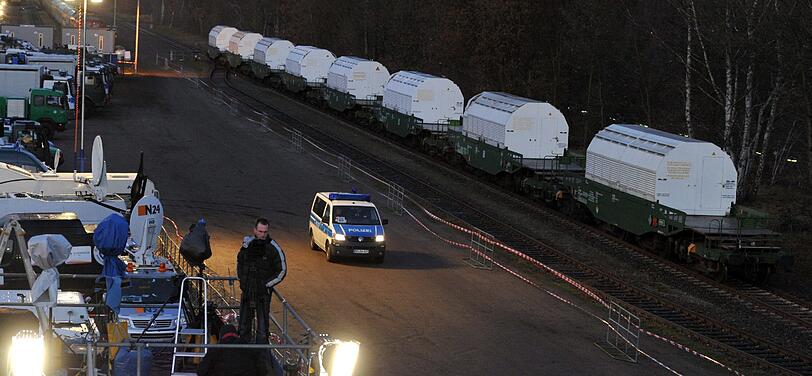 Der Castor rollt weiter, die Proteste halten an: Nach einer langen Protestnacht gegen den Castor-Transport ins niedersächsische Zwischenlager Gorleben haben Atomkraftgegner auch am Montag ihre Blockaden fortgesetzt - die Protest-Bilder der vergangenen Tage.
