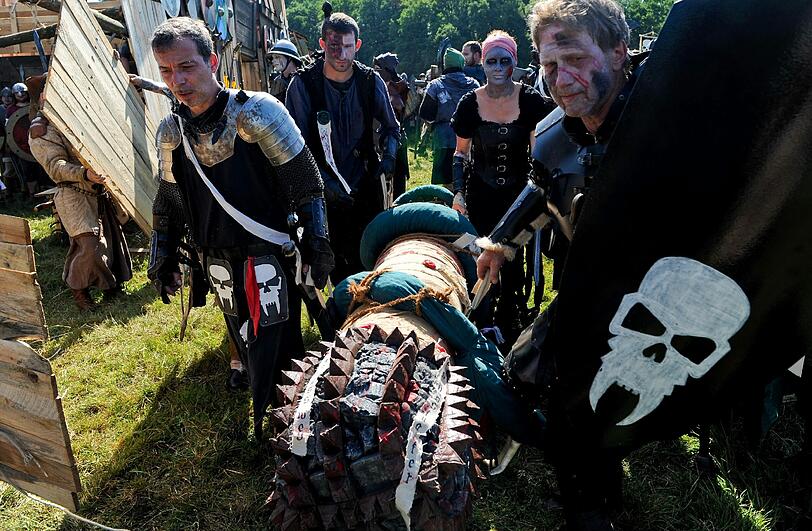 Rund 8000 Menschen treffen sich zum interaktiven Rollenspiel "ConQuest of Mythodea". Sehen Sie hier einige Bilder aus dem Jahr 2013