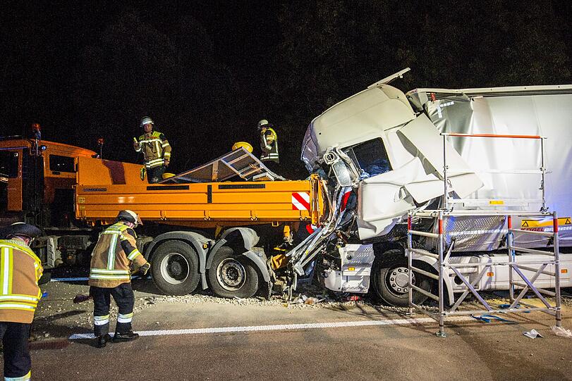 In einem Baustellenbereich auf der A99 kam es am Mittwochabend zu einem schweren Unfall.