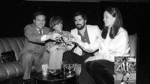 Gerd Müller (2.v.r., links neben ihm: Frau Uschi) trank gern &ndash; und mit der Zeit immer öfter. Hier eine Aufnahme aus dem New Yorker Nachtclub Studio 54 während seiner US-Zeit.