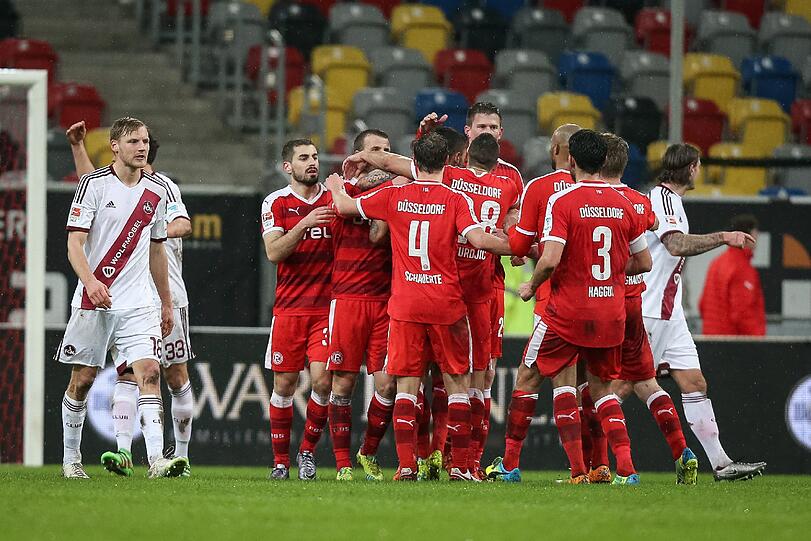 Die Düsseldorfer jubeln nach dem 1:0.
