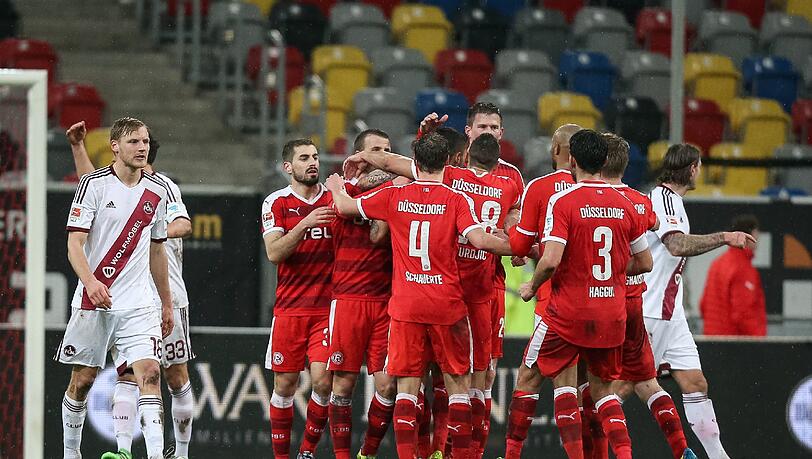 Die Düsseldorfer jubeln nach dem 1:0. Die Düsseldorfer jubeln nach dem 1:0.