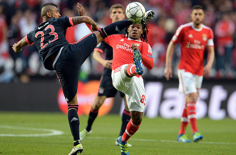 Arturo Vidal: Note 1. Der Mann der letzten Wochen! In Stuttgart noch zu aggressiv und bockig, bei Benfica zunächst brav. Zu brav! Hinderte Eliseu nicht am langen Flankenball, der zum 0:1 führte. Aber, aber: Dann mit dem Vollspann zum 1:1 (37.) &ndash; was ein Hammer. Öffnete die Tür ins Halbfinale.
