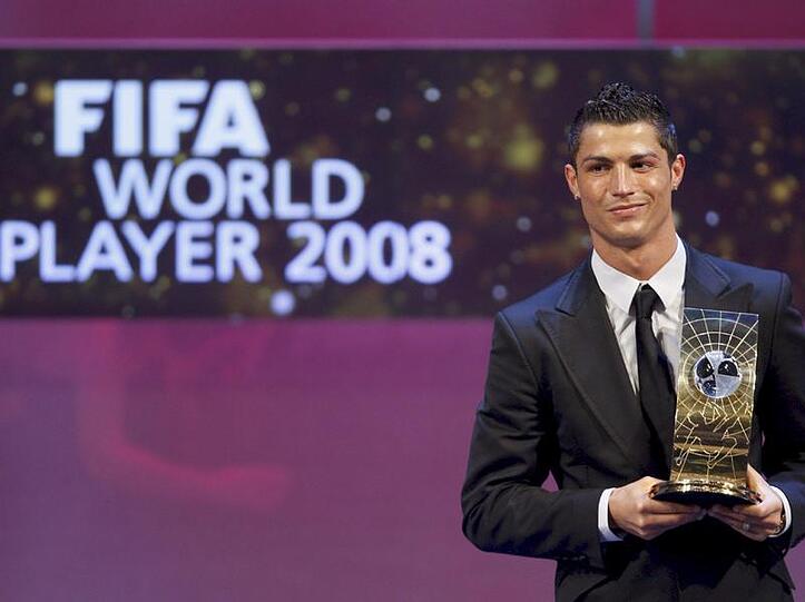 Cristiano Ronaldo posiert mit seiner Auszeichnung.