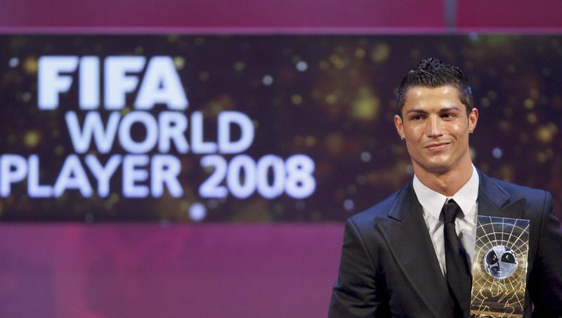 Cristiano Ronaldo posiert mit seiner Auszeichnung. Cristiano Ronaldo posiert mit seiner Auszeichnung.