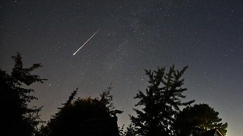 Im August gibt es viele Sternschnuppen zu sehen - die meisten in der Nacht auf Mittwoch. (Archivbild)