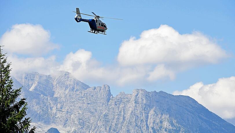 Per Rettungshubschrauber konnte der Wanderer schlie&szlig;lich geborgen werden. (Symbolbild)