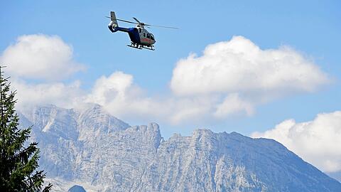 Per Rettungshubschrauber konnte der Wanderer schlie&szlig;lich geborgen werden. (Symbolbild)