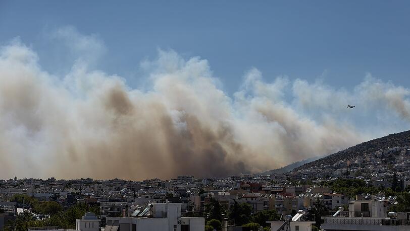 Von Athen aus sind die Rauchwolken der Br&auml;nde westlich der griechischen Hauptstadt zu sehen.