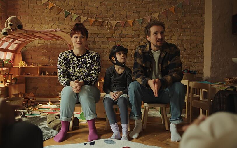 Mara Sommer (Pina Bergemann, links), Bernadette (Elise Lindner) und Georg (Jan Krauter) stellen sich in der Kita Regenbogen vor. Mara Sommer (Pina Bergemann, links), Bernadette (Elise Lindner) und Georg (Jan Krauter) stellen sich in der Kita Regenbogen vor.