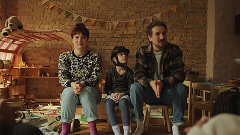 Mara Sommer (Pina Bergemann, links), Bernadette (Elise Lindner) und Georg (Jan Krauter) stellen sich in der Kita Regenbogen vor.