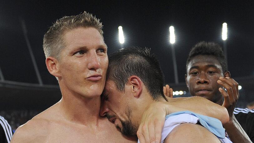 Bastian Schweinsteiger träumt schon von Real und Barcelona - hier herzt er Franck Ribéry. Bastian Schweinsteiger träumt schon von Real und Barcelona - hier herzt er Franck Ribéry.