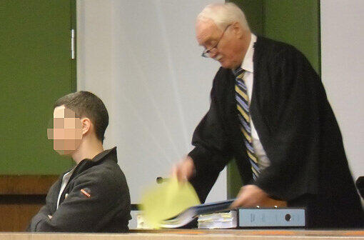 Der Angeklagte Philipp B. (24) mit seinem Strafverteidiger Wilfried Eysell.