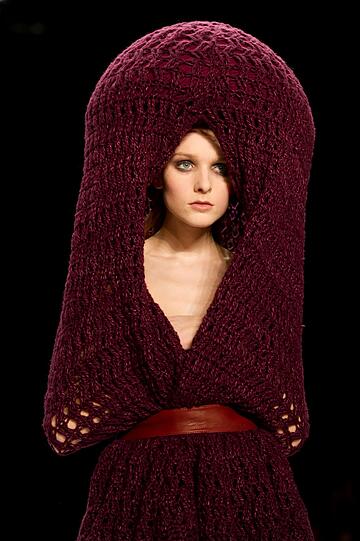 Für enorme Frisuren, die aber niemand sehen soll: Der Häkelpulli mit Extrem-Kapuze vom spanischen Designer Leandro Cano.
