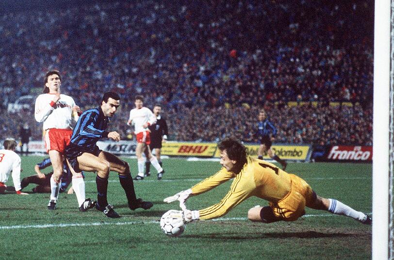 DAS WUNDER VON SAN SIRO: 7.12. 1988 Inter - Bayern 1:3, Uefa-Cup-Achtelfinale. Nach dem 0:2 in München verzichtete das TV beim Rückspiel auf eine Live-Übertragung. Ein Fehler. Der Tag ging als Wunder von San Siro in die Historie ein. 3:1 siegte Bayern. Lothar Matthäus, damals bei Inter, weinte in der Kabine.