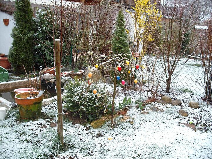 Bunte Ostereier im Schnee. Der Winter hat sich am Sonntag zurückgemeldet. Doch lange wird das kalte Wetter nicht bleiben