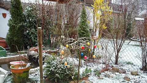 Bunte Ostereier im Schnee. Der Winter hat sich am Sonntag zurückgemeldet. Doch lange wird das kalte Wetter nicht bleiben
