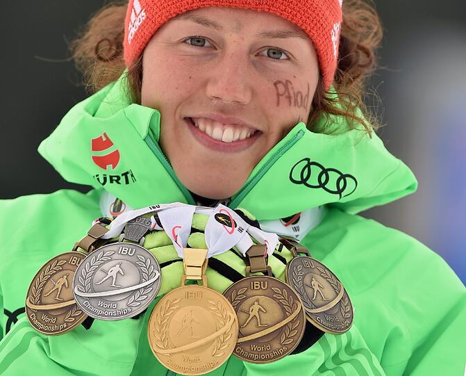 Bei der Biathlon-WM in Oslo überzeugte aus deutscher Sicht Laura Dahlmeier mit 5 Medaillen (1 x Gold, 1 x Silber, 3 x Bronze). Be den Herren war an Martin Fourcade kein Vorbeikommen (u.a. 4 x Gold).