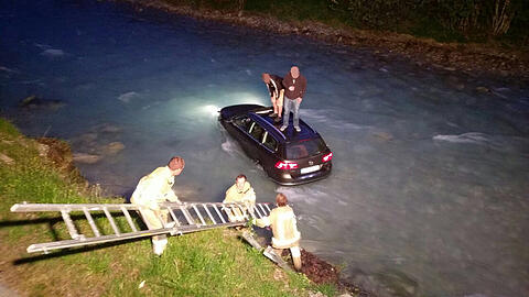 Wohl wegen eines Ausweichmanövers landeten die beiden Männer mit ihrem Auto im Rißbach. Die Bilder.