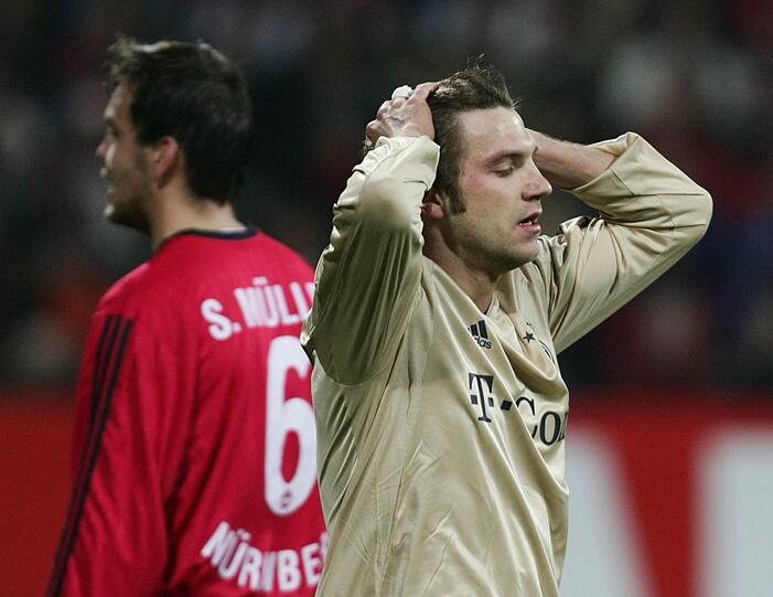 Torsten Frings - 2004/2005: Satte 9,25 Millionen Euro zahlte der FC Bayern an Borussia Dortmund für den deutschen Nationalspieler. Doch Frings kommt in München nicht wirklich an. "Ich habe mich in München vom ersten Tag an nie richtig wohl gefühlt", kartet er nach seinem Abschied in Richtung Bremen nach. Vor allem die viele Pressearbeit ist für Frings ein Gräuel.
