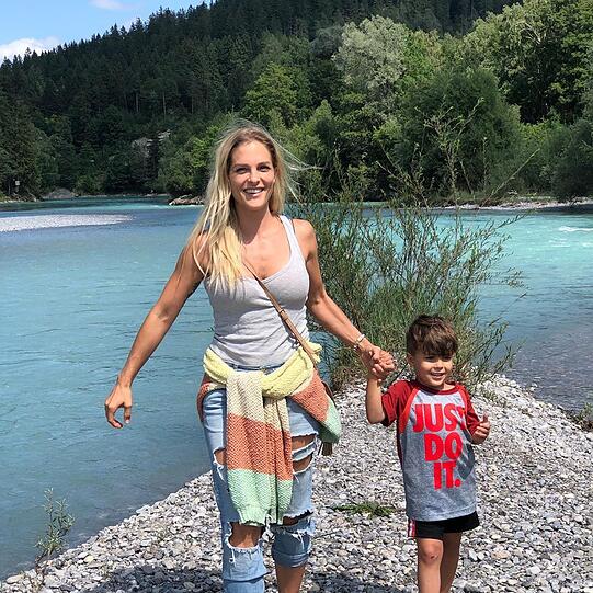 In Deutschland ist Sandy Mölling häufig auch  als Theaterschauspielerin zu sehen. Ihre Kinder sind dabei oft mit von der Partie, wie hier mit Sohn Noah bei einem Ausflug nach Füssen.