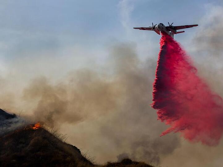Gegen den Waldbrand im Moreno Valley wird mit Hilfe eines Löschflugzeugs angegangen.