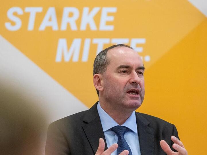 Hubert Aiwanger (Freie Wähler), bayerischer Wirtschaftsminister, hält eine Rede. Foto: Armin Weigel/dpa