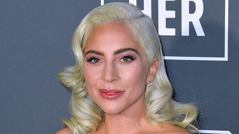 Lady Gaga teilt in "911" ihre persönliche Geschichte.