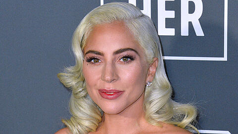 Lady Gaga teilt in "911" ihre persönliche Geschichte.
