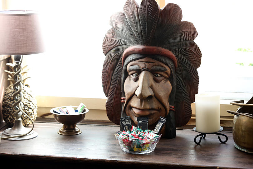 Auf dem Fensterbrett gibt's Bonbons - und eine Holzschnittmaske.