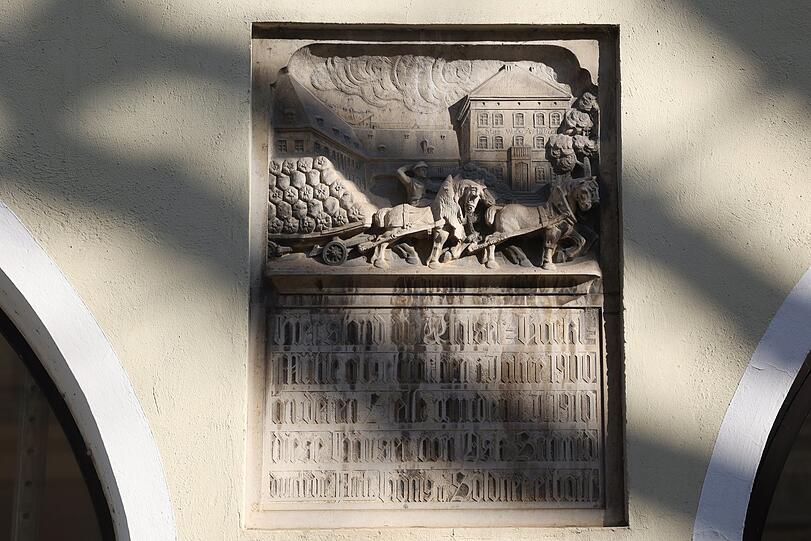 Diese Tafel erinnert an die Walsermühle in der Thierschstraße 9, die 1901 abgerissen wurde, als die Bäche im Untergrund verschwanden.