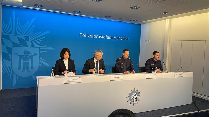 Die Polizei München gibt bei einer Pressekonferenz neue Details zum Anschlag in München bekannt.
