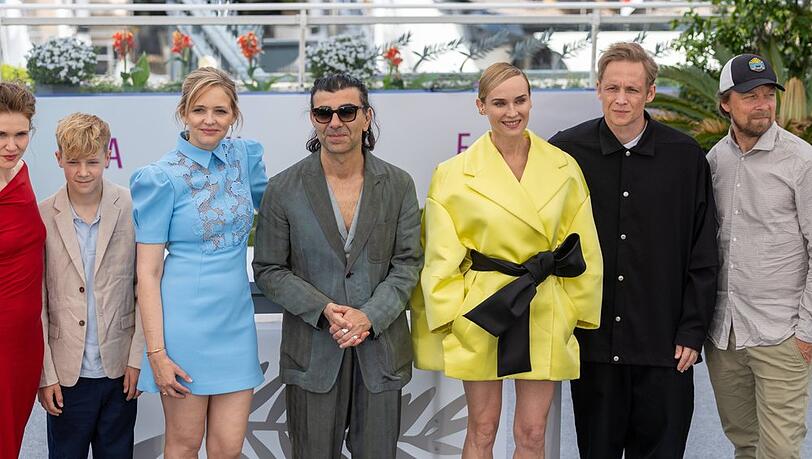 (v.l.): Laura Tonke, Fatih Akin, Diane Kruger und Matthias Schweighöfer lassen sich und den gemeinsamen Film "Amrum" in Cannes feiern.